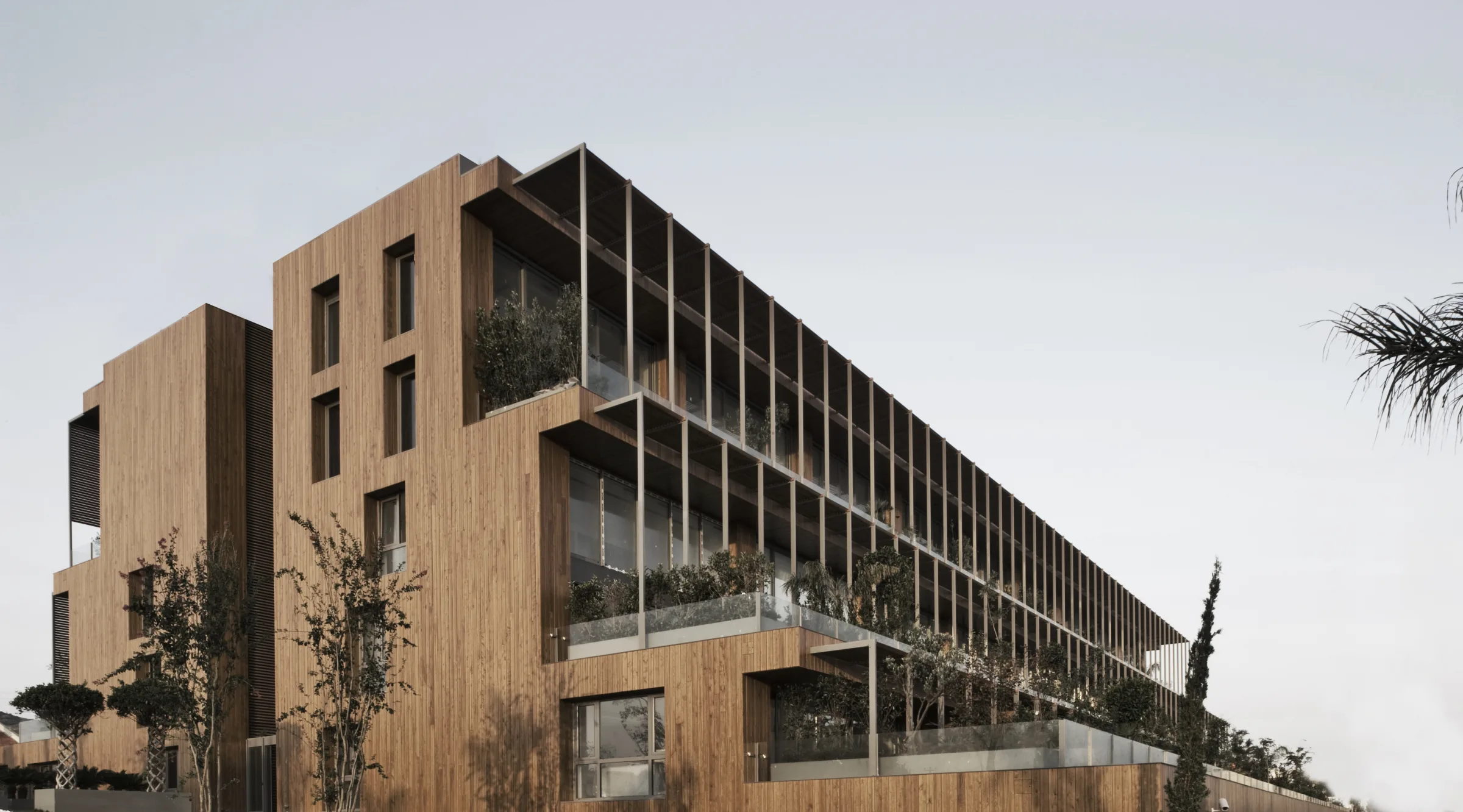 7800 Çeşme main block with timber façade