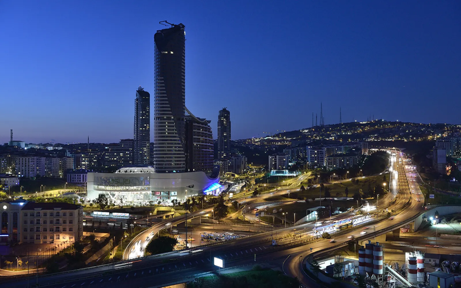Akasya Acibadem night overview
