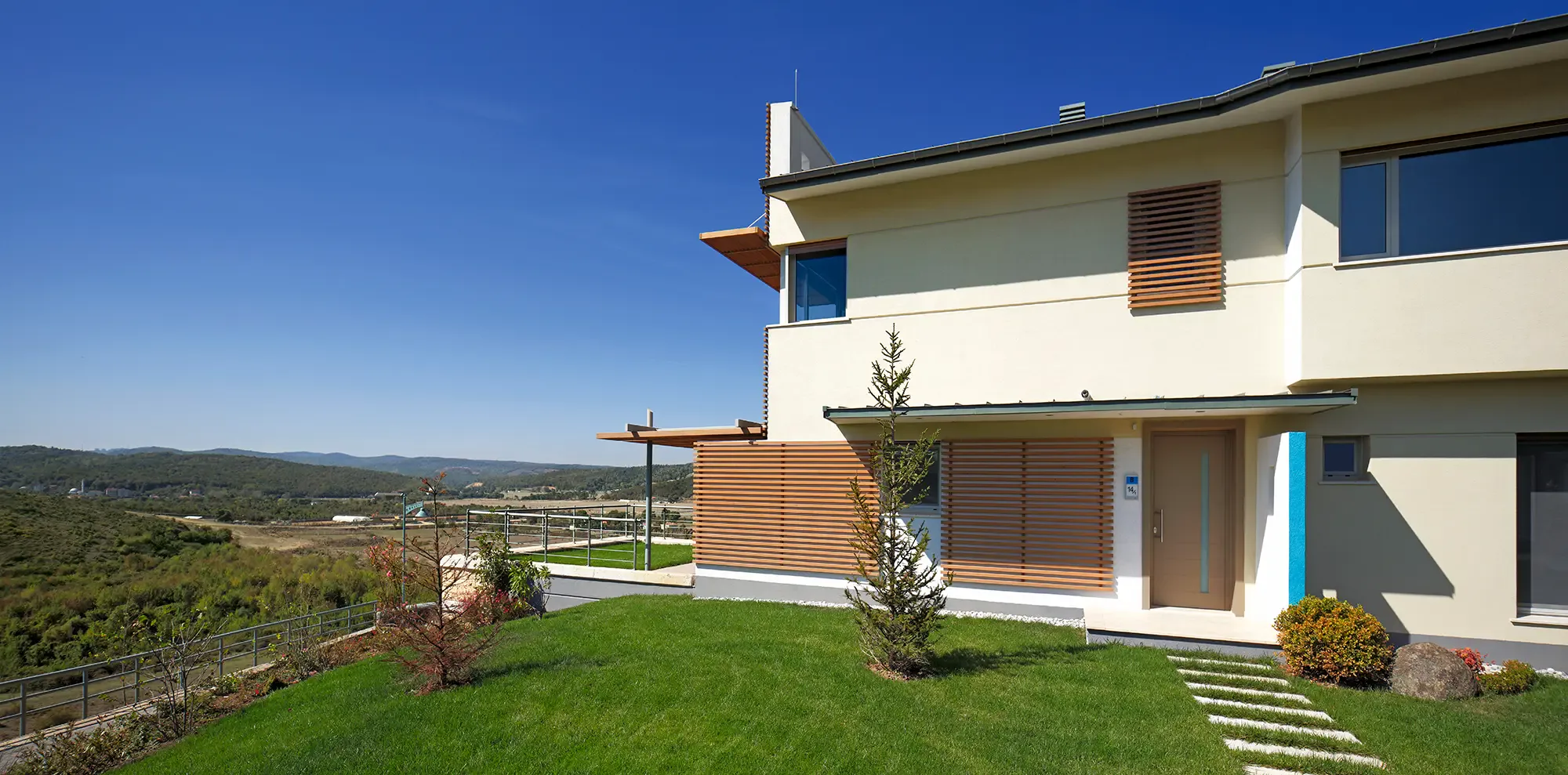 Antriva villa ön bahçesi ve cephesi