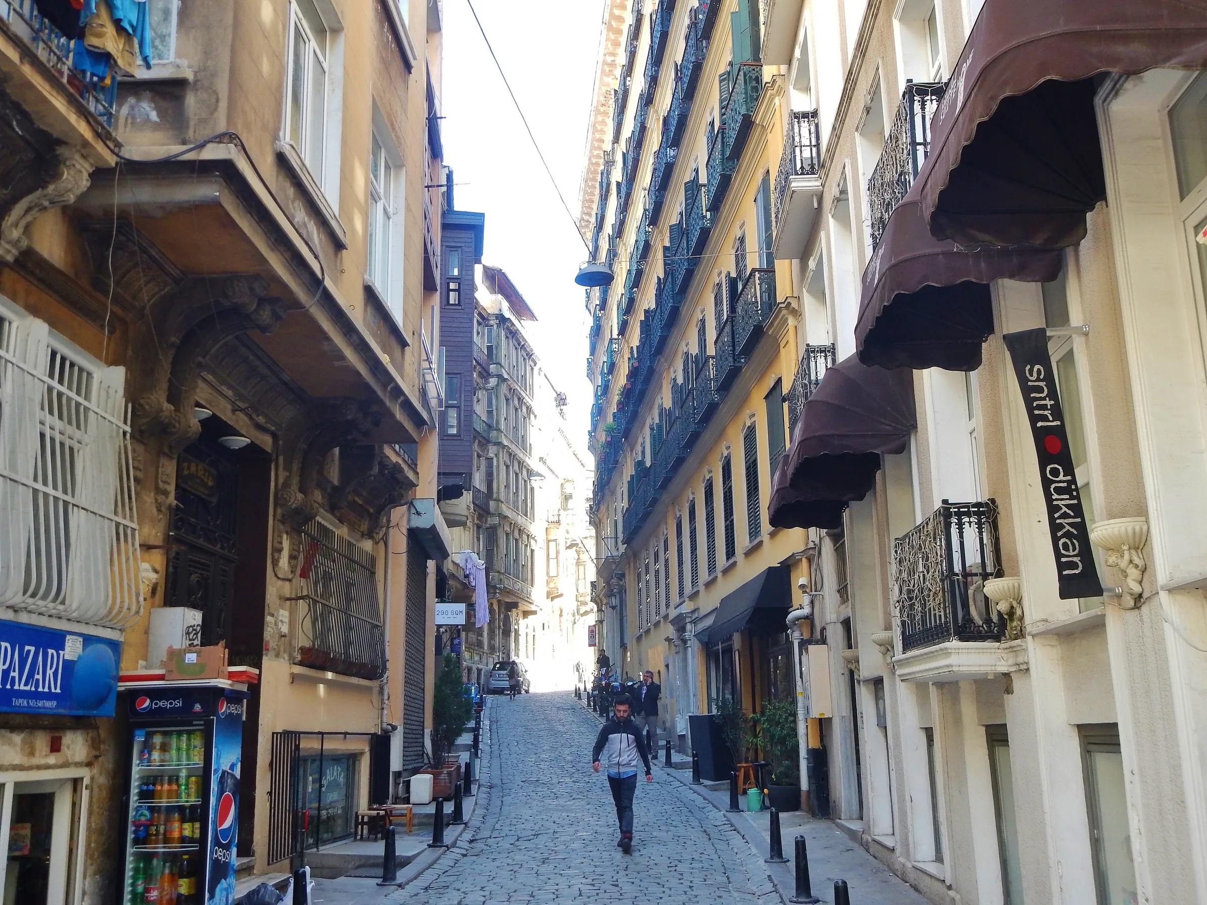 Doğan Apartmanı ve Galata sokakları