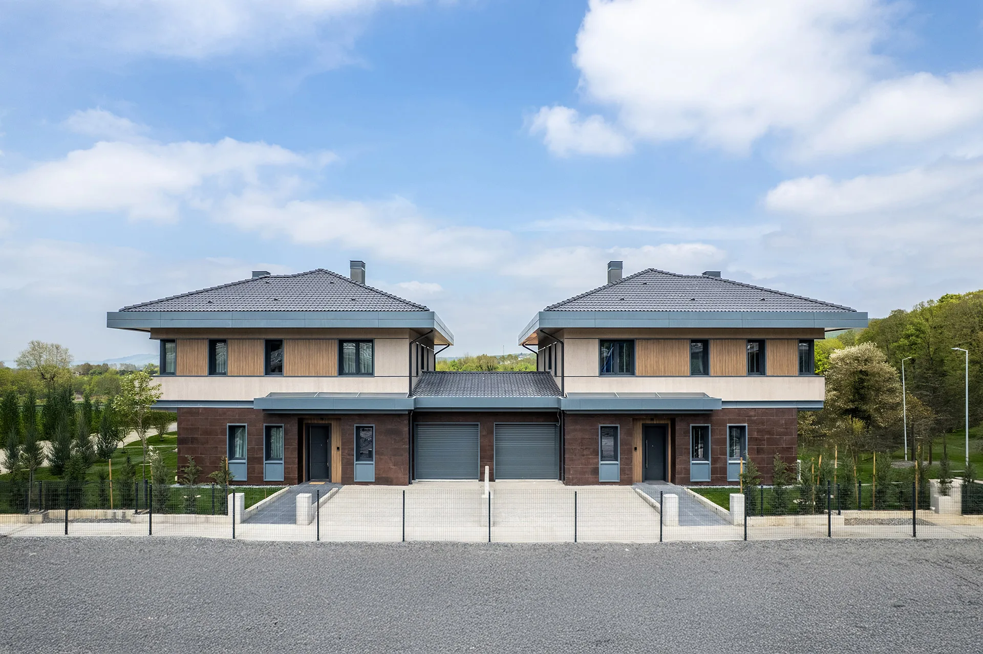 Kasaba Modern villa girişi ve ön bahçe