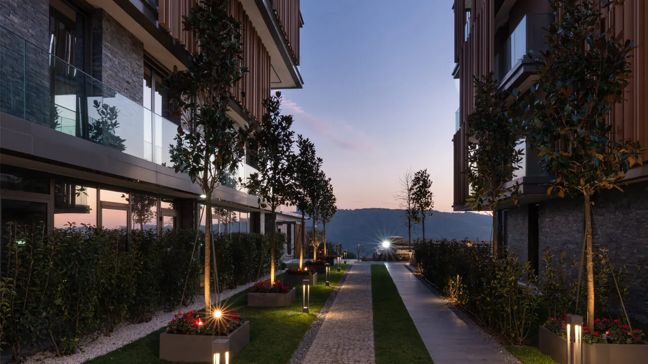 Mesa Çubuklu 28 akşam blokları ve bahçe