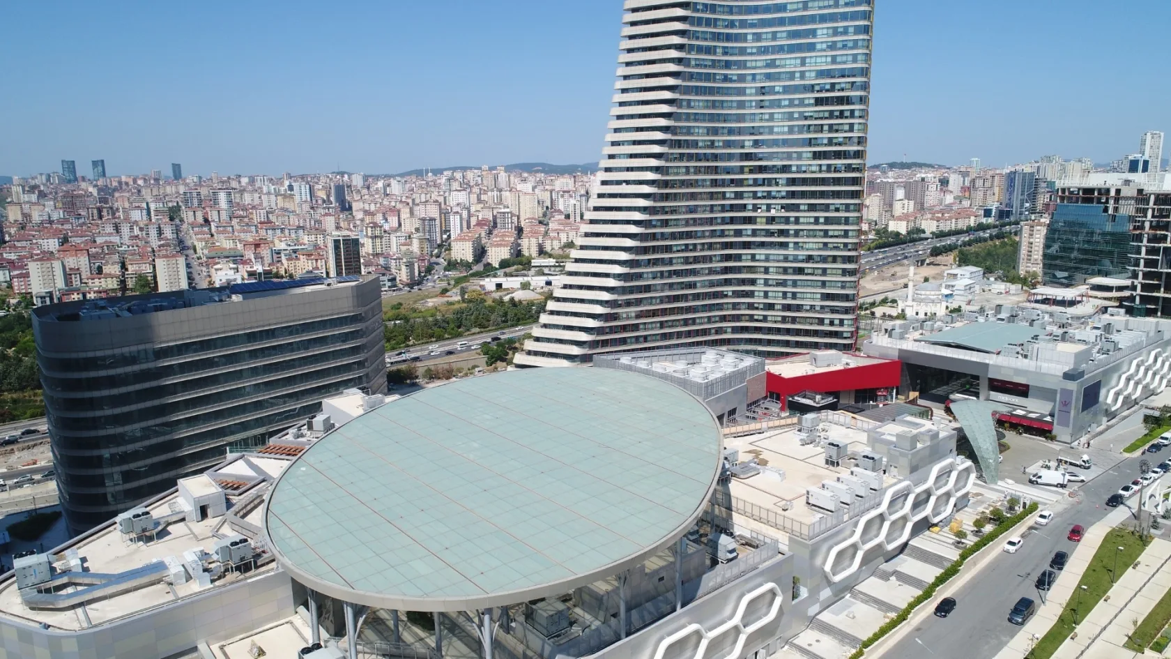 Metropol İstanbul rezidans kulesi ve AVM çatısı