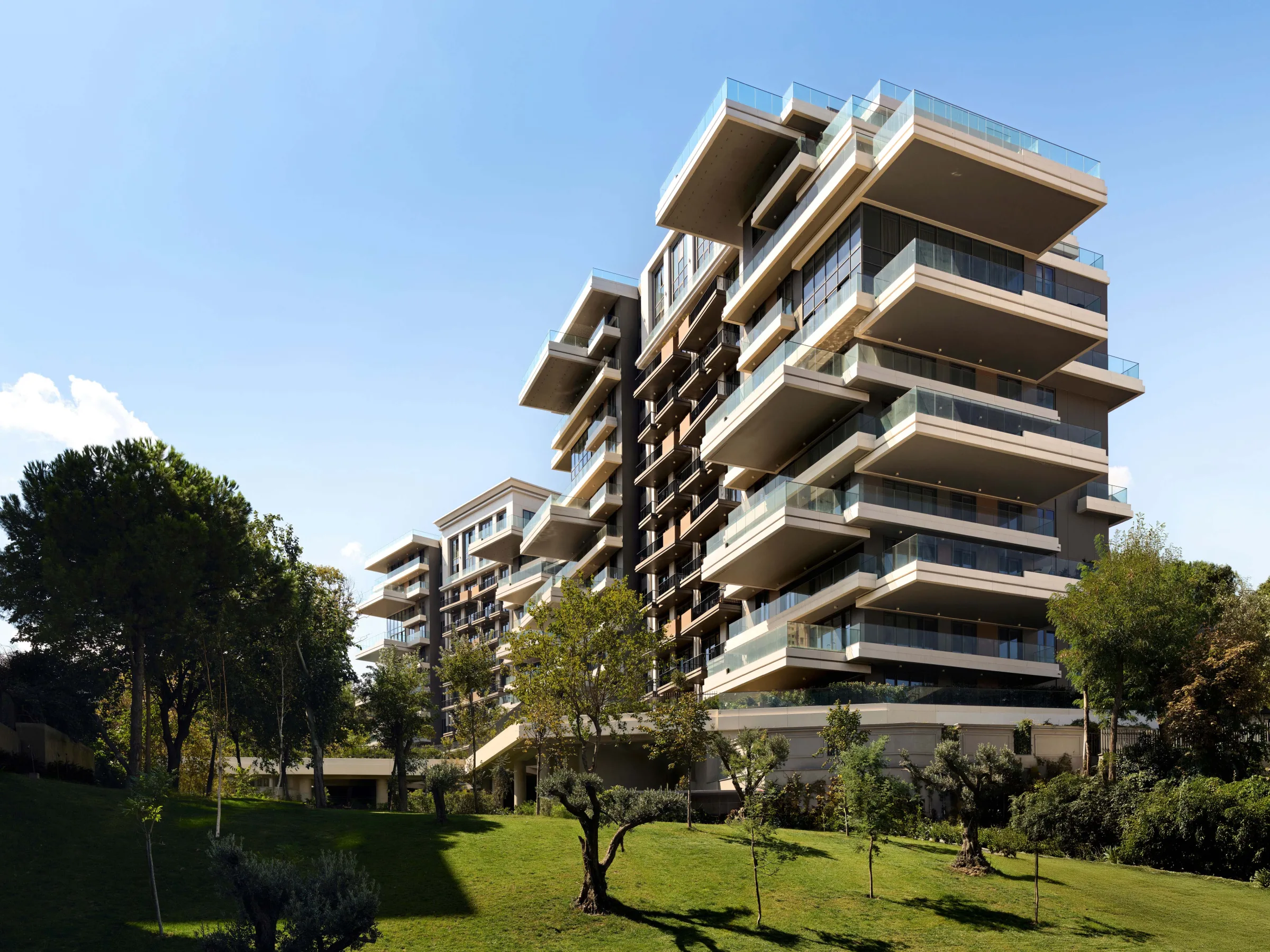 Nişantaşı Koru facade and garden