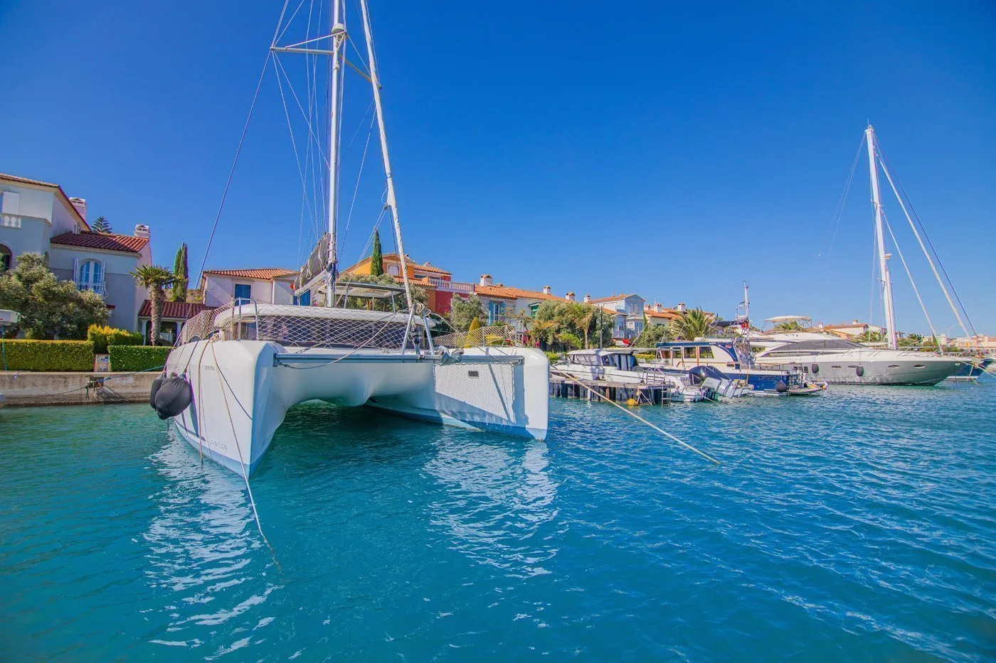 Port Alaçatı marinası ve tekneler