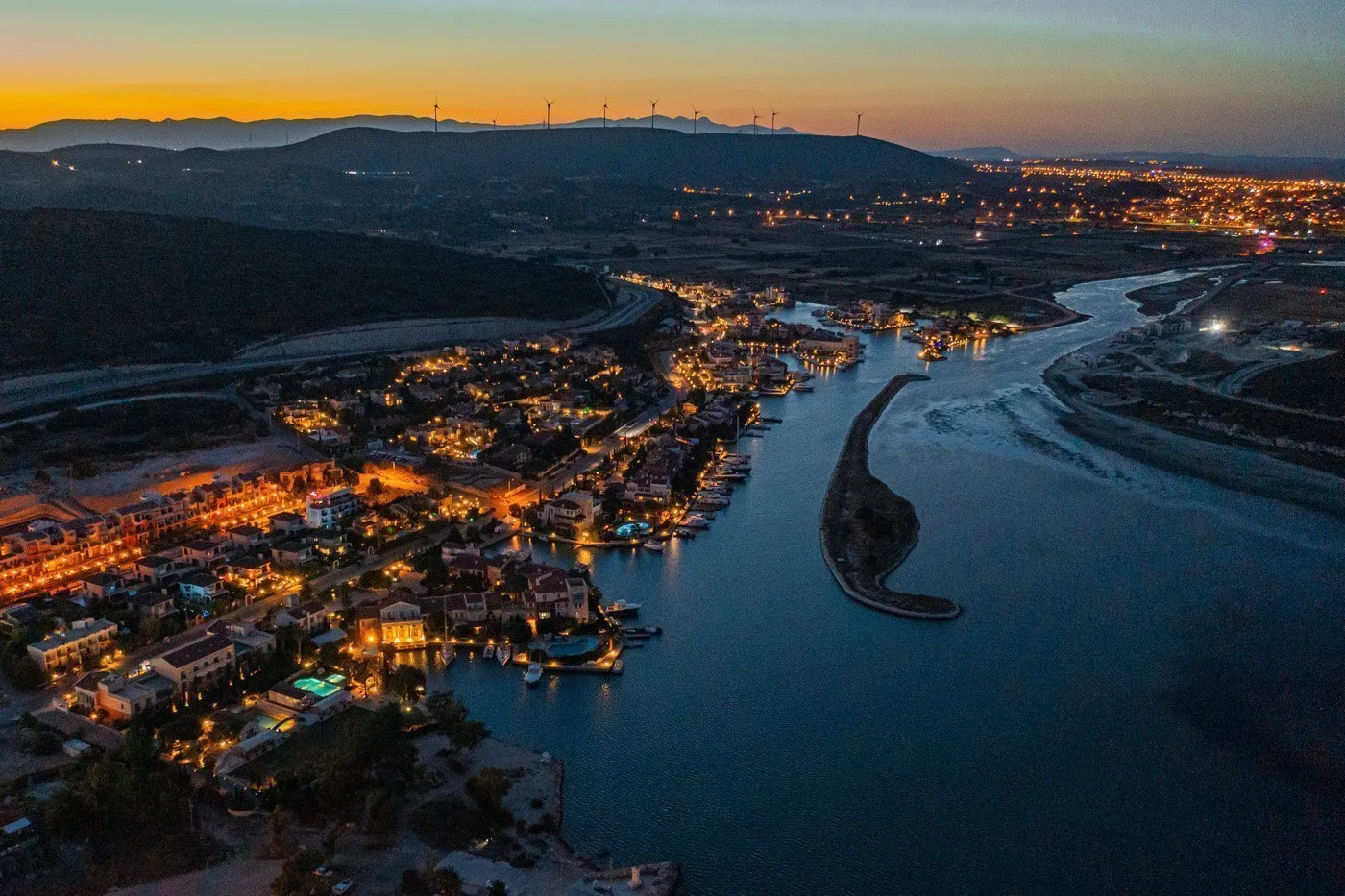 Port Alaçatı gece, havadan