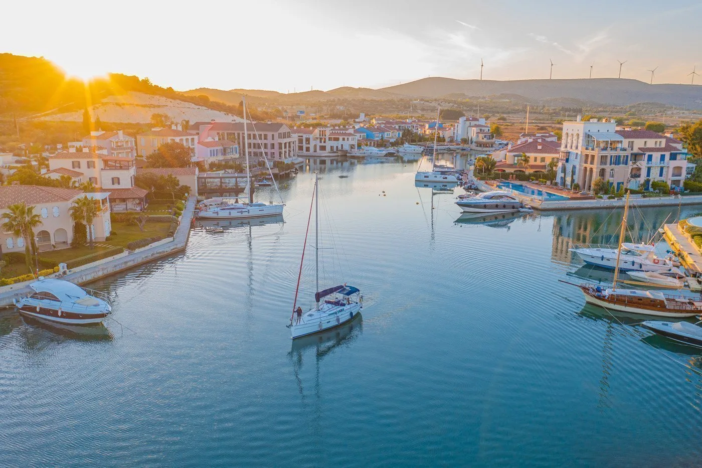 Gün batımında kanal ve evler
