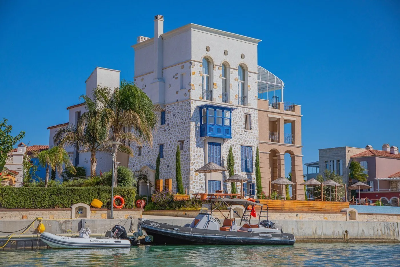 Taş cepheli kanal yapısı