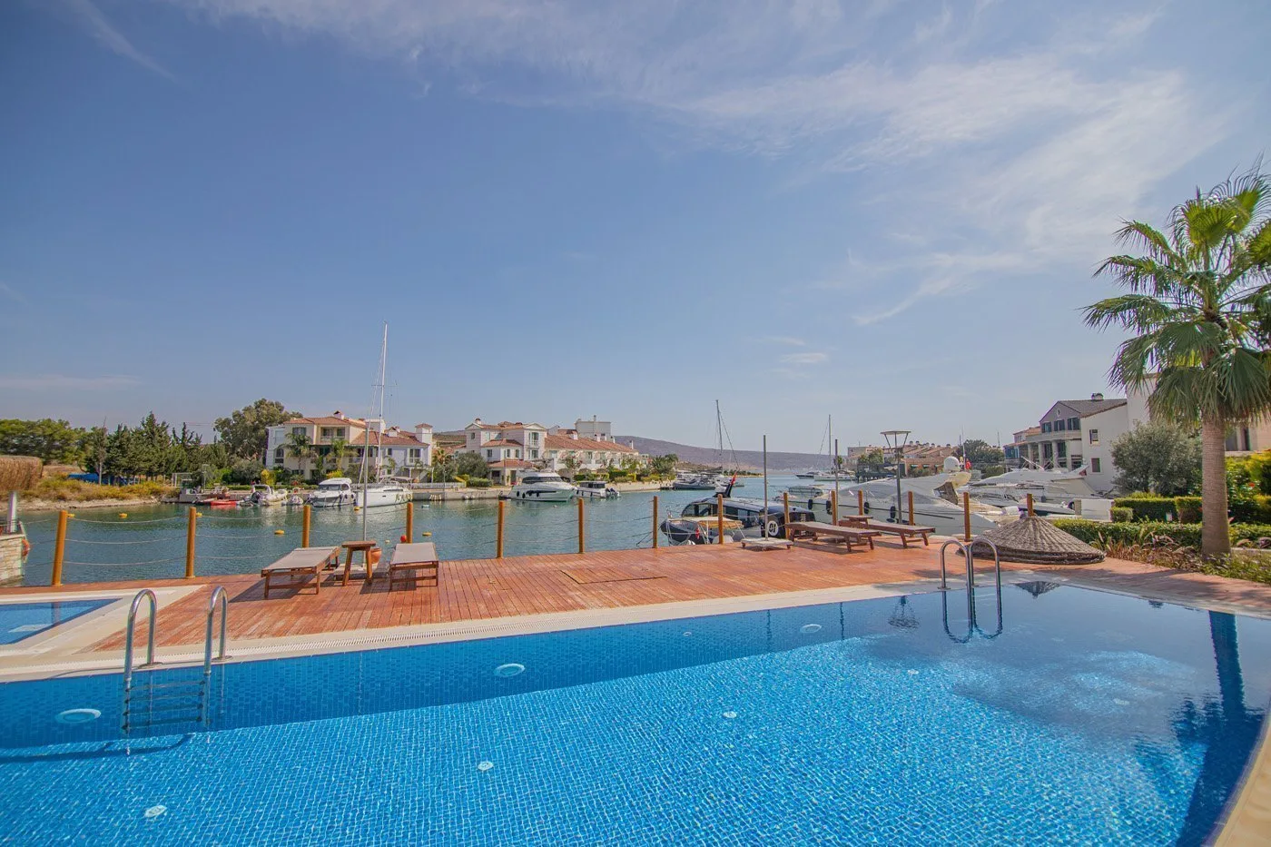 Kanal kenarında havuz