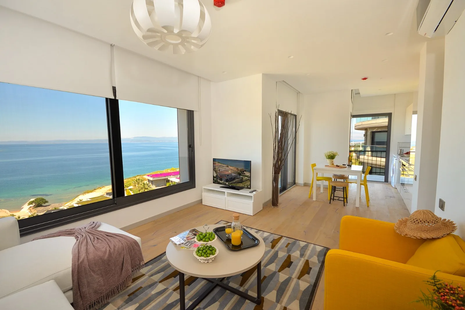 Quattordici living room with sea view