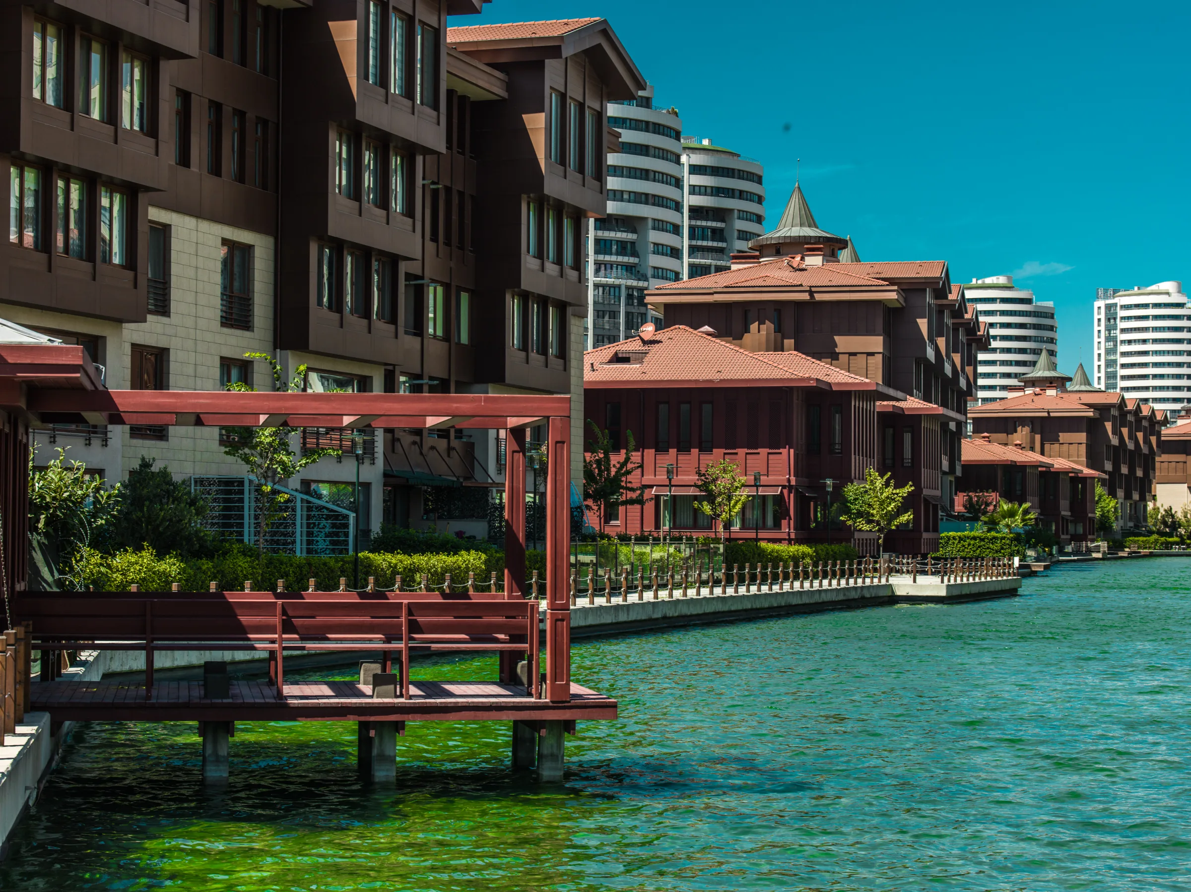 Sinpaş Bosphorus City kanal kenarı yalı tipi konutlar