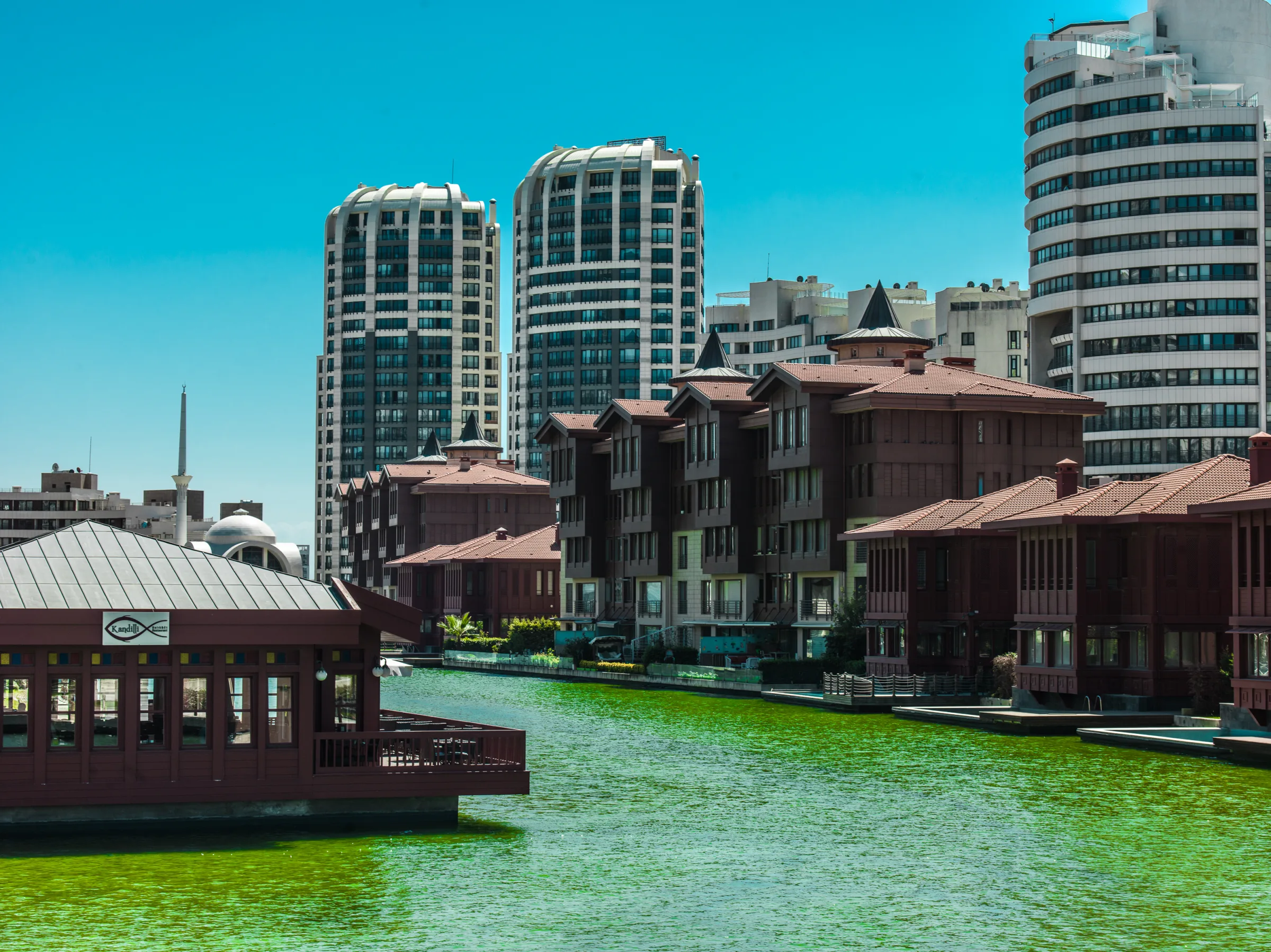 Sinpaş Bosphorus City kanal kıyısı ve kuleler
