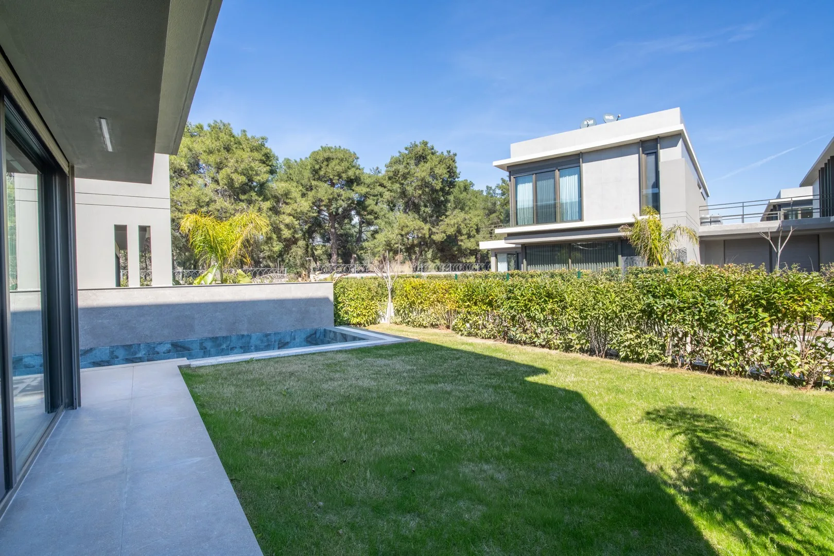 Terra Doğa villa bahçesi ve özel havuz