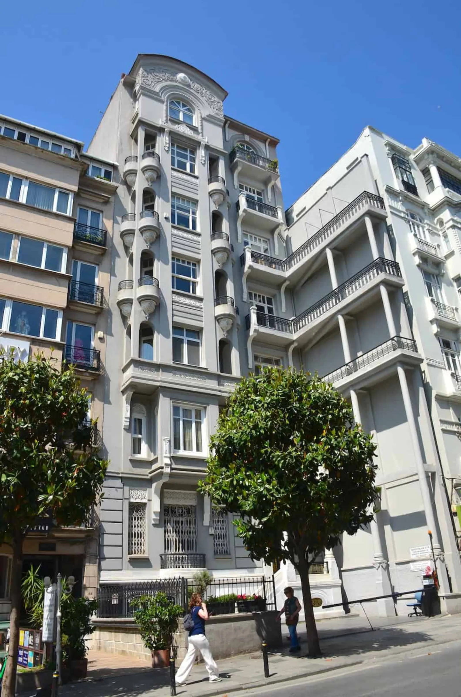 Teşvikiye Palas taş balkonlu cephe