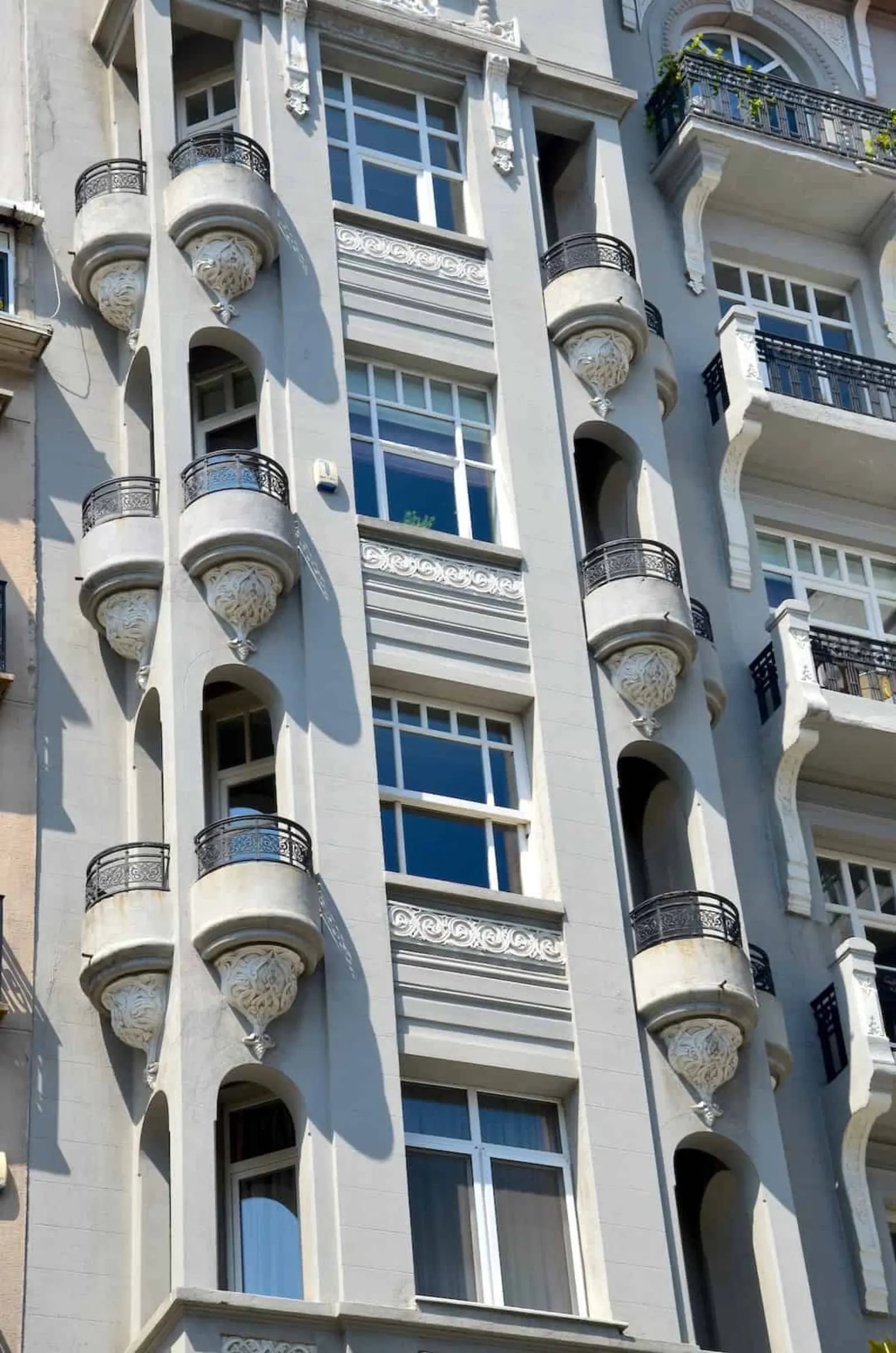 Teşvikiye Palas ve komşu binayı ayıran duvar