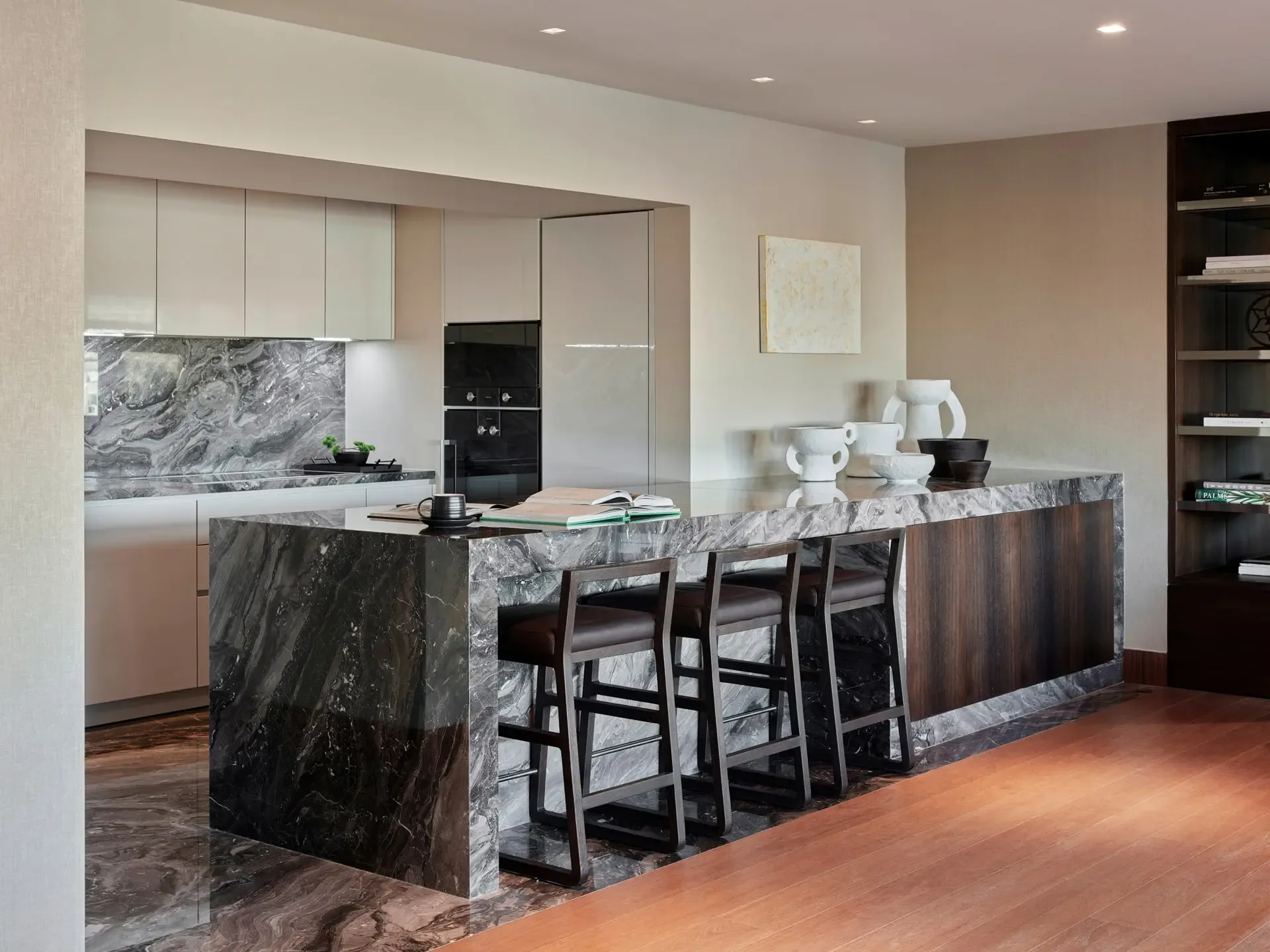 The Ritz-Carlton Residences Istanbul mermer adalı mutfak
