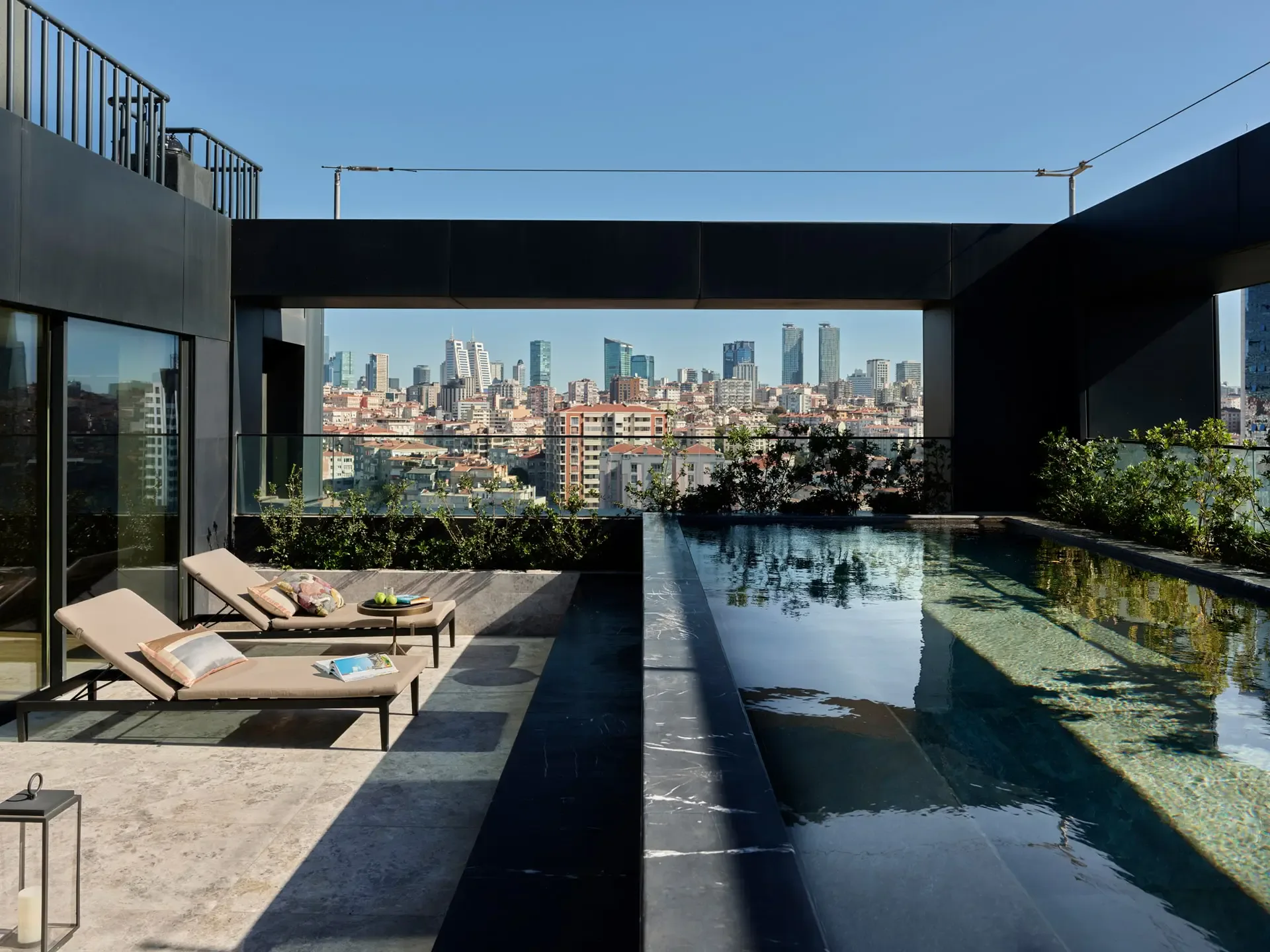 The Ritz-Carlton Residences Istanbul havuzlu çatı terası ve manzara