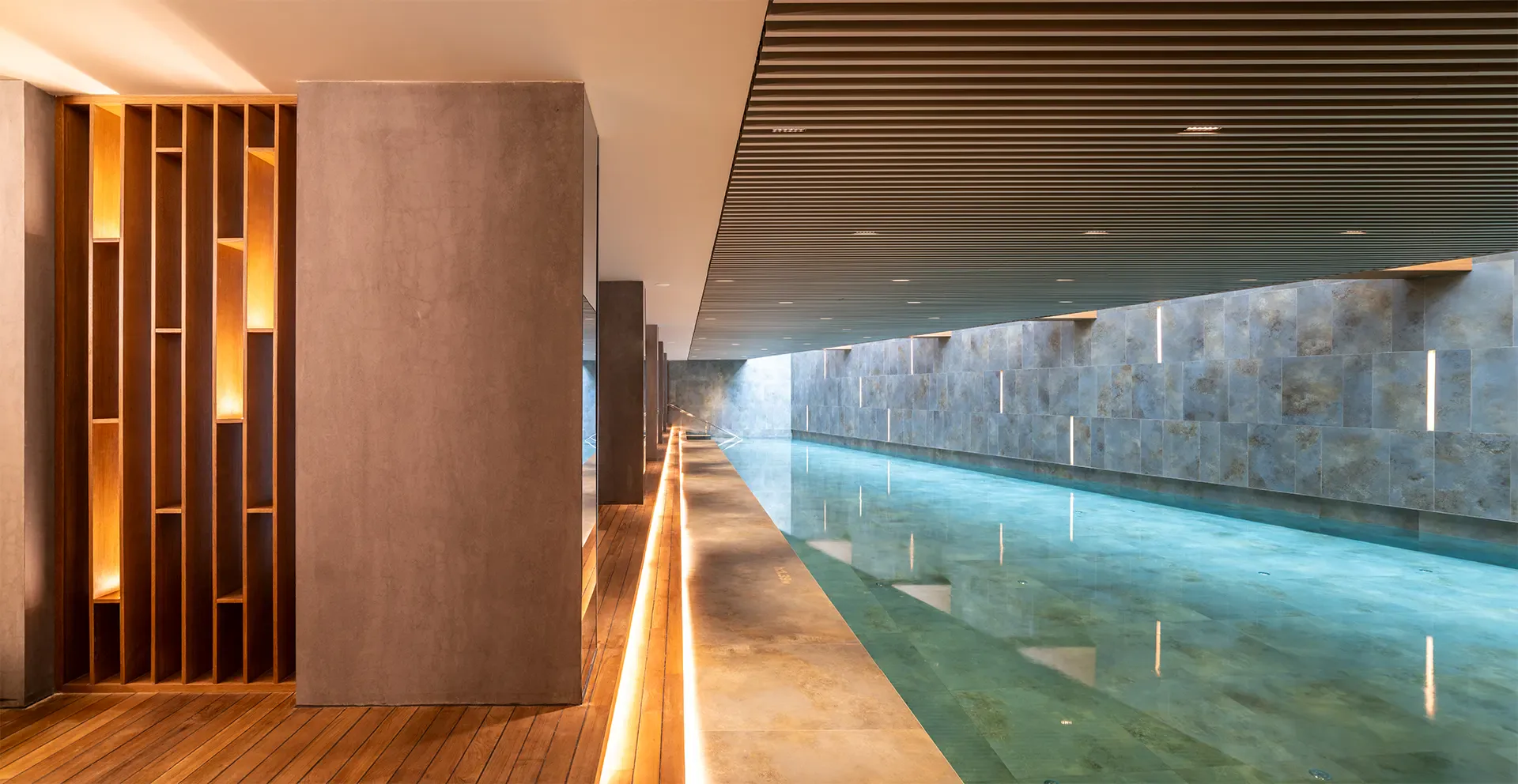 The Ritz-Carlton Residences Istanbul kapalı yüzme havuzu