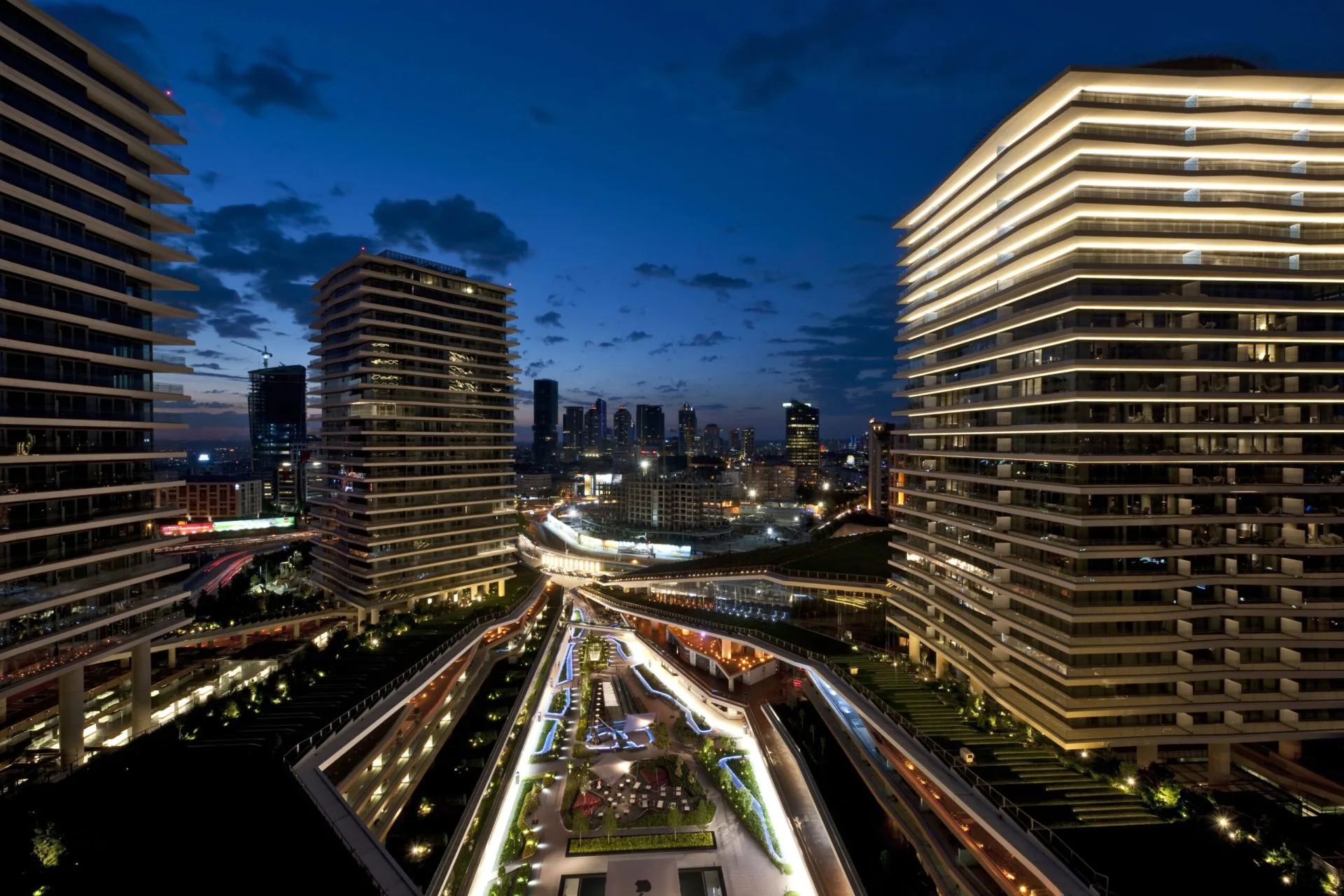 Zorlu Center gece görünümü
